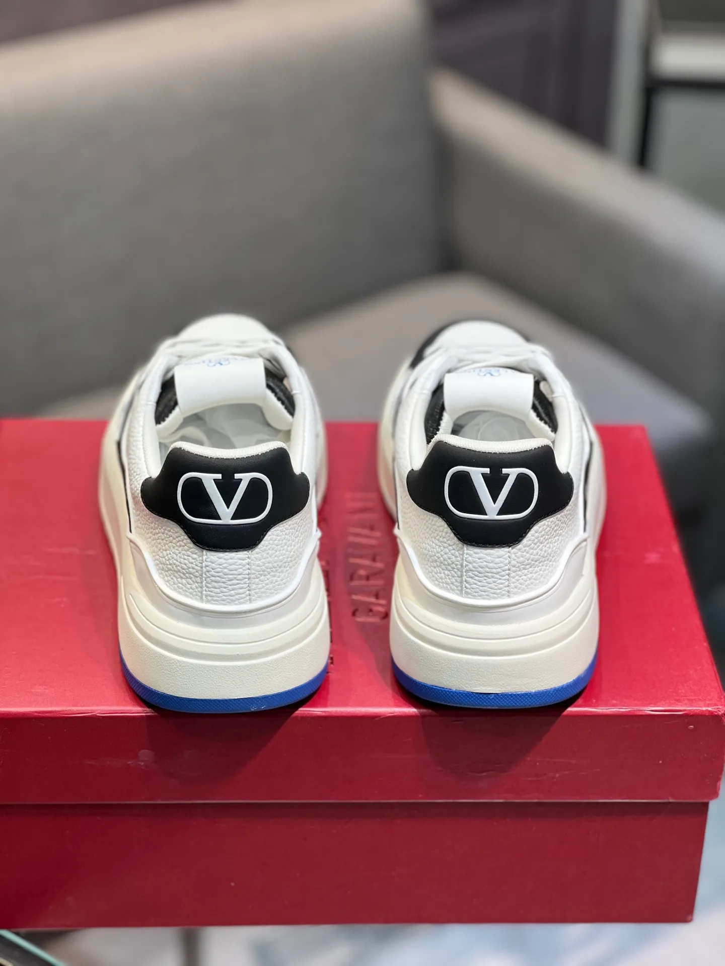Men's men's shoes 💰660 𝑽𝒂𝒍𝒆𝒏𝒕𝒊𝒏𝒐 Valentino 𝑶𝒏𝒆𝑺𝒕𝒖𝒅 Couple's sneaker series Valentino 2025 latest couple's sneakers, celebrity style, hot sale. The original ZP was purchased and dismantled. Repeated pattern making and modification. I strive to restore the original version 1:1! Top luxury masterpiece, soft and comfortable, combining fashion and leisure, bringing excellent elegant texture and excellent on-foot comfort. Top purchase version upper: imported calfskin surface/original oil edge craftsmanship. Inner: water-dyed cowhide lining. Outsole: original development 𝐓𝐏𝐔 two-color combination outsole. Packaging: original configuration complete package. Code number: 35-44 yards. 34.45 can be customized. Can be customized (self-labeled-no label) order.